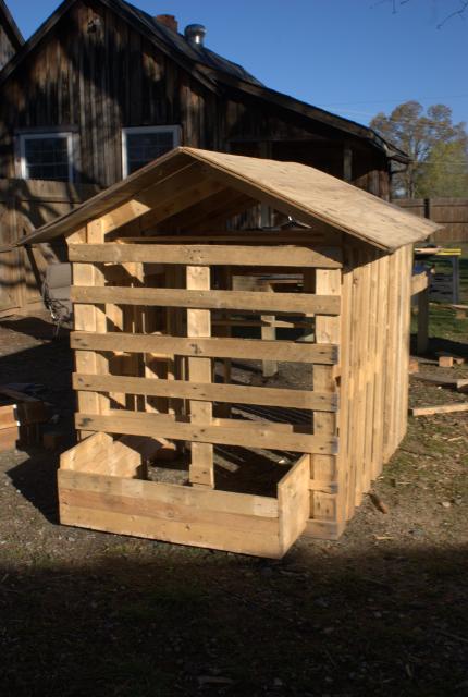 Tour the Building of a Chicken Coop from Wood Pallets | The Homestead 