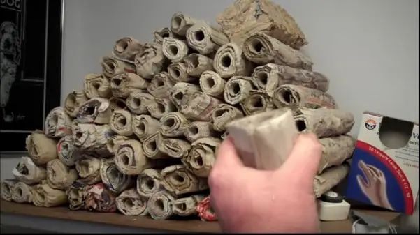 How to Make Newspaper Logs for Your Fire