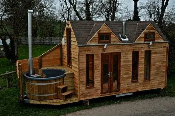 tinywood-homes-tiny-house-on-wheels-with-hut-tub-in-england-001