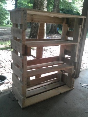 Build A Reclaimed Wood Pallet Bookshelf