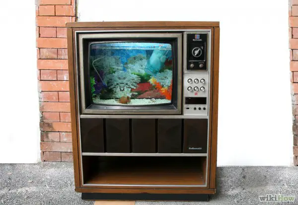 How To Turn A Vintage TV Into An Aquarium 