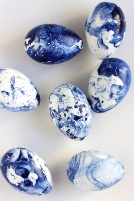 diy-marbled-indigo-easter-eggs-4