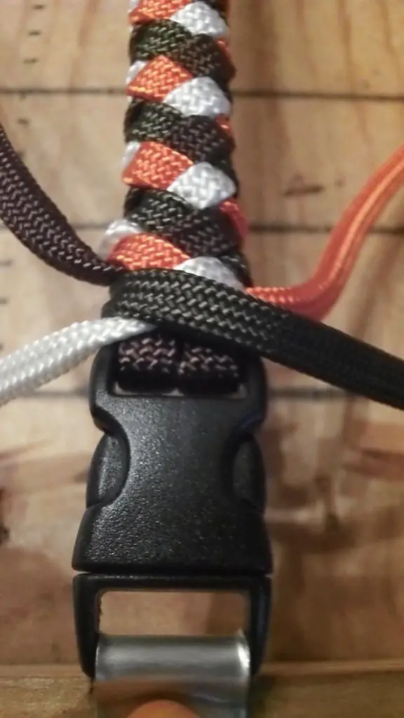 How To Braid 4 Strands of Paracord - The Homestead Survival