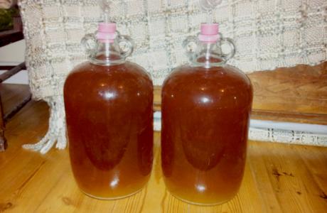 How to Make Homebrewed Wine From Leaves