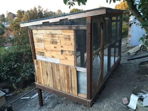 Salvaged Wood Pallet Chicken Coop DIY Project