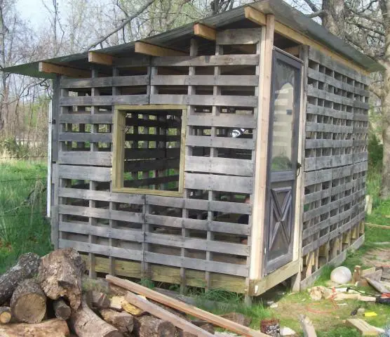 Wood Pallet Palace Chicken Coop DIY Project